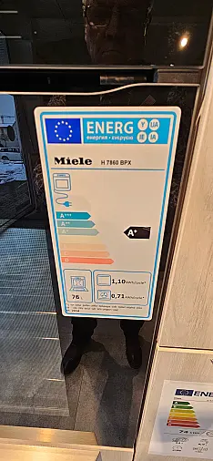 moderne Schüller Küche in Skagen-Eiche mit kieselgrau, hochwertige Miele-Elektrogeräteausstattung, Quarzsteinarbeitsplatten