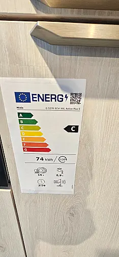 moderne Schüller Küche in Skagen-Eiche mit kieselgrau, hochwertige Miele-Elektrogeräteausstattung, Quarzsteinarbeitsplatten
