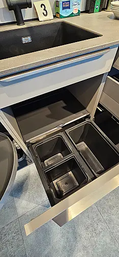 moderne Schüller Küche in Skagen-Eiche mit kieselgrau, hochwertige Miele-Elektrogeräteausstattung, Quarzsteinarbeitsplatten