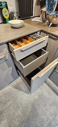 moderne Schüller Küche in Skagen-Eiche mit kieselgrau, hochwertige Miele-Elektrogeräteausstattung, Quarzsteinarbeitsplatten