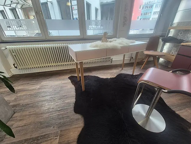 Schminktisch in zartem Rosé