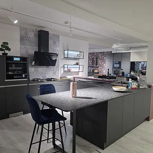 Designküche in elegantem Griffdesign, hochwertige Geräte