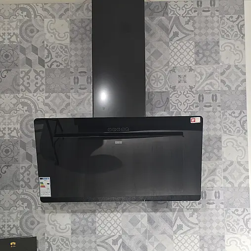 Designküche in elegantem Griffdesign, hochwertige Geräte