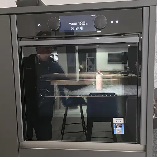 Designküche in elegantem Griffdesign, hochwertige Geräte