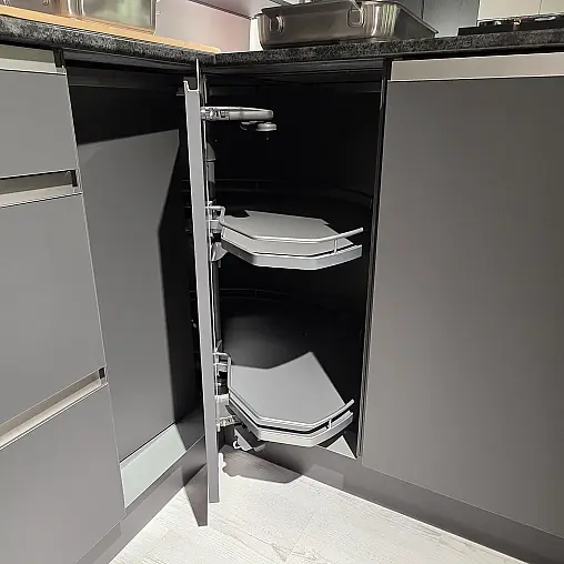 Designküche in elegantem Griffdesign, hochwertige Geräte