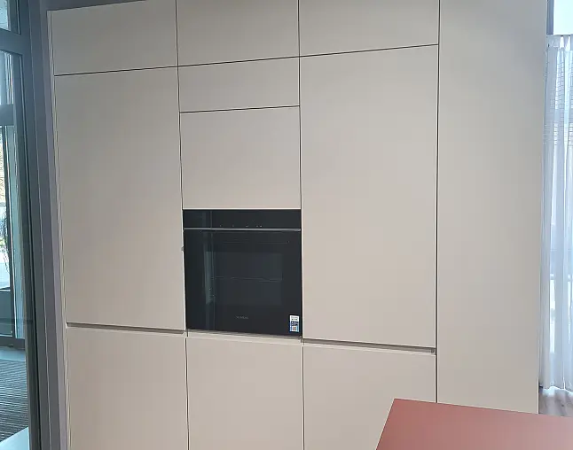 Moderne Designküche  mit versteckter Speisekammer
