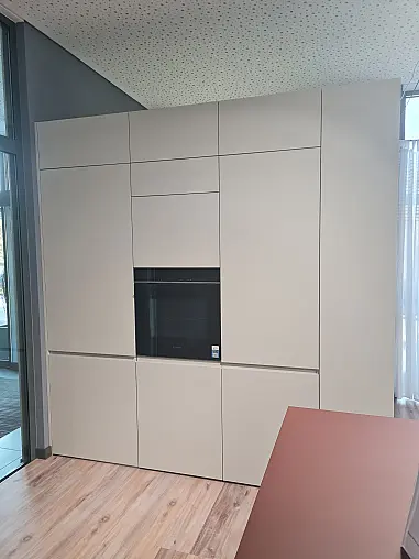 Moderne Designküche  mit versteckter Speisekammer