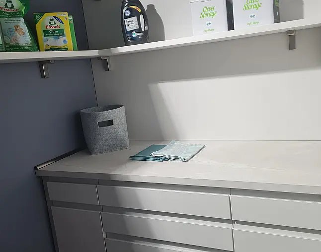 Moderne Designküche  mit versteckter Speisekammer