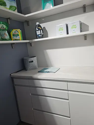 Moderne Designküche  mit versteckter Speisekammer