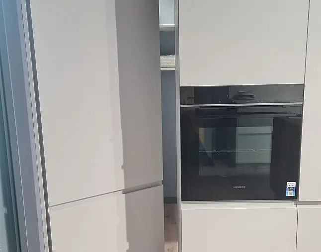 Moderne Designküche  mit versteckter Speisekammer
