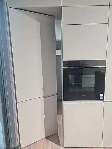 Moderne Designküche  mit versteckter Speisekammer