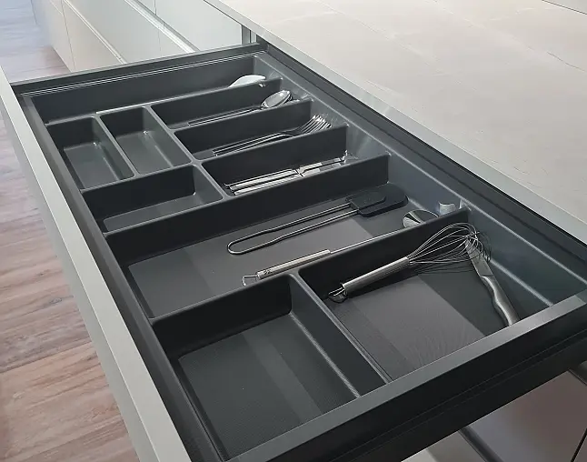 Moderne Designküche  mit versteckter Speisekammer