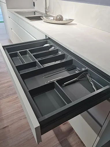 Moderne Designküche  mit versteckter Speisekammer