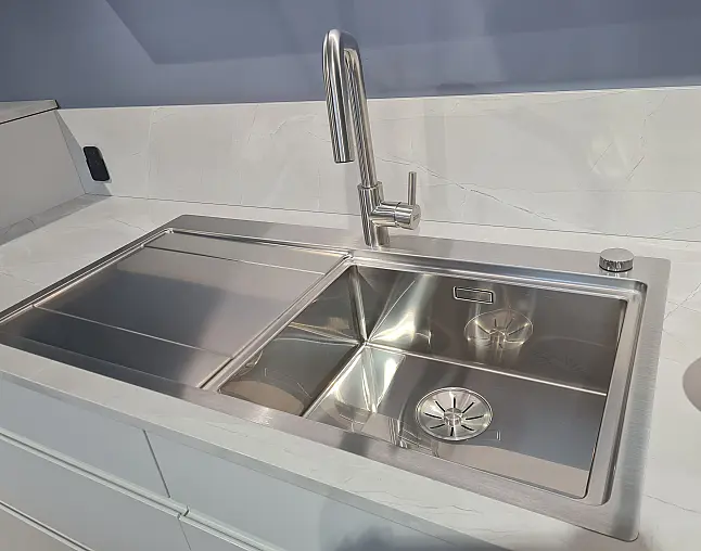 Moderne Designküche  mit versteckter Speisekammer