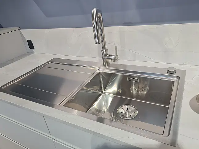 Moderne Designküche  mit versteckter Speisekammer