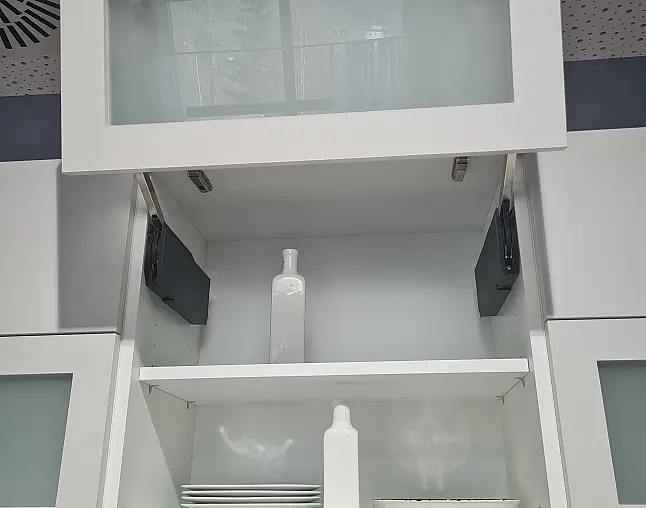 Moderne Designküche  mit versteckter Speisekammer