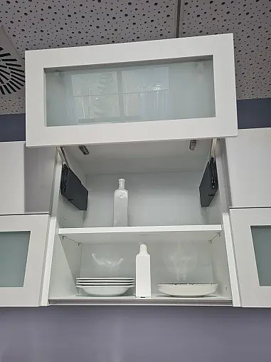 Moderne Designküche  mit versteckter Speisekammer