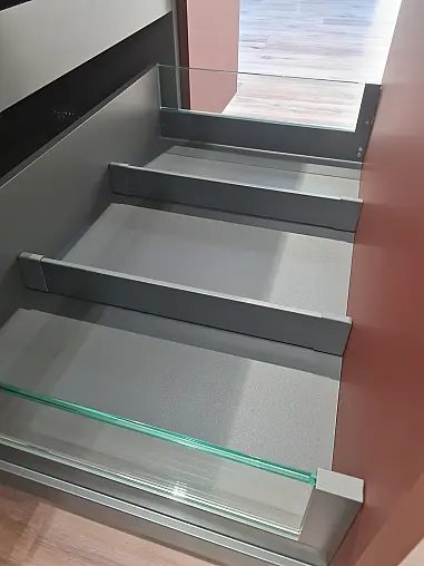 Moderne Designküche  mit versteckter Speisekammer
