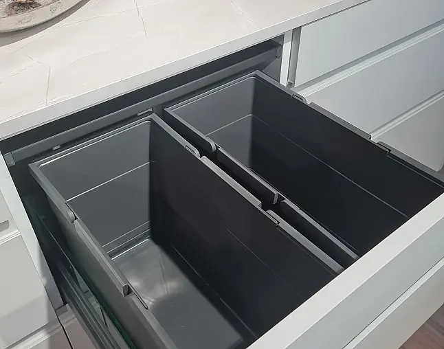 Moderne Designküche  mit versteckter Speisekammer