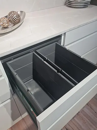 Moderne Designküche  mit versteckter Speisekammer