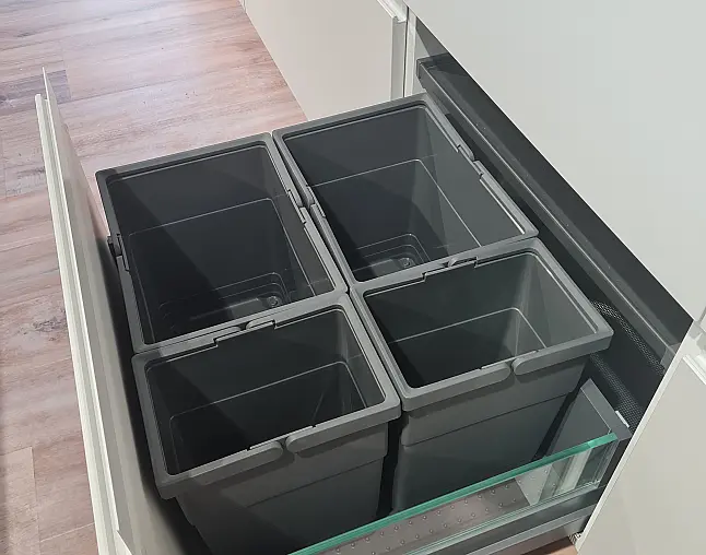 Moderne Designküche  mit versteckter Speisekammer