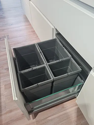 Moderne Designküche  mit versteckter Speisekammer