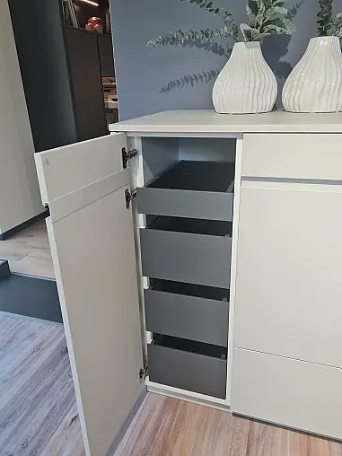Moderne Designküche  mit versteckter Speisekammer