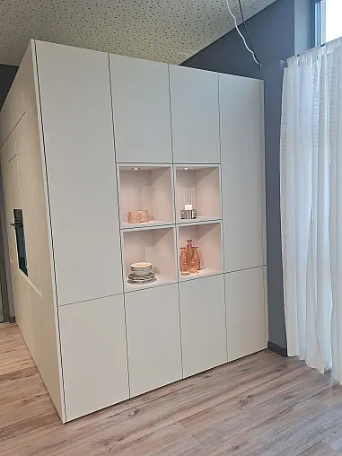 Moderne Designküche  mit versteckter Speisekammer