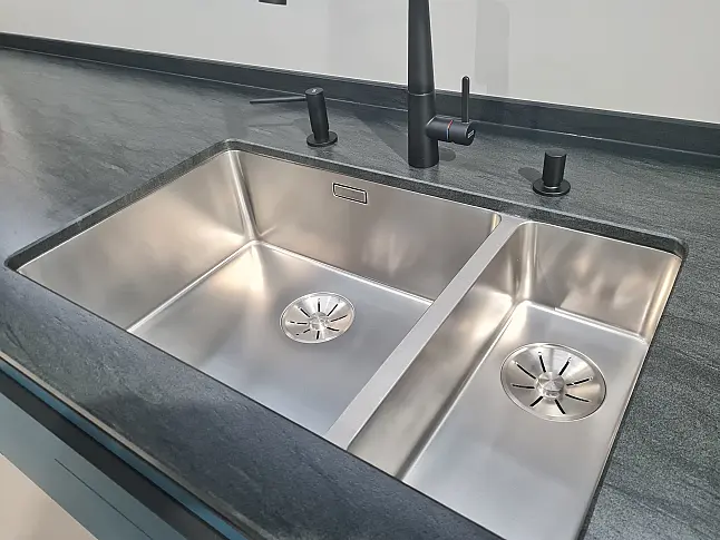 Design-Statement in elegantem blau kombiniert mit Metall-Akzent
