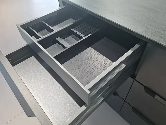 Design-Statement in elegantem blau kombiniert mit Metall-Akzent