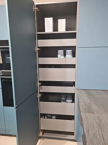 Design-Statement in elegantem blau kombiniert mit Metall-Akzent
