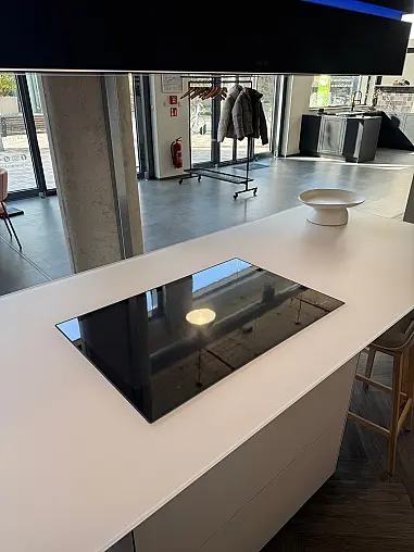 NX670 Eiche Bianco Rille x NX902 Muschelweiß Glas matt | Miele Dampfbackofen, Miele Vollflächeninduktion High End