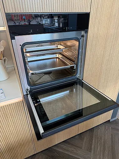 NX670 Eiche Bianco Rille x NX902 Muschelweiß Glas matt | Miele Dampfbackofen, Miele Vollflächeninduktion High End
