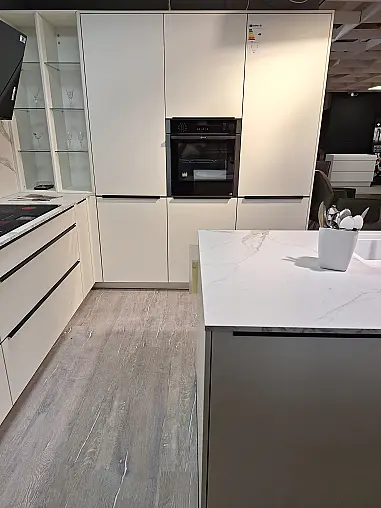 Inselküche in weiß ultramatt und Marmor Nachbildung