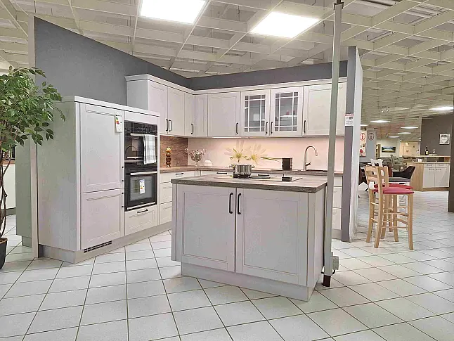 L-Küche im Landhausstil mit Echtholzfronten, Kochinsel, Muldenlüfter, Backofen und TOP-Elektrogräten!