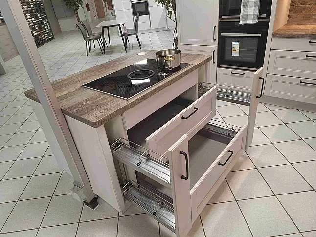L-Küche im Landhausstil mit Echtholzfronten, Kochinsel, Muldenlüfter, Backofen und TOP-Elektrogräten!