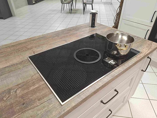 L-Küche im Landhausstil mit Echtholzfronten, Kochinsel, Muldenlüfter, Backofen und TOP-Elektrogräten!