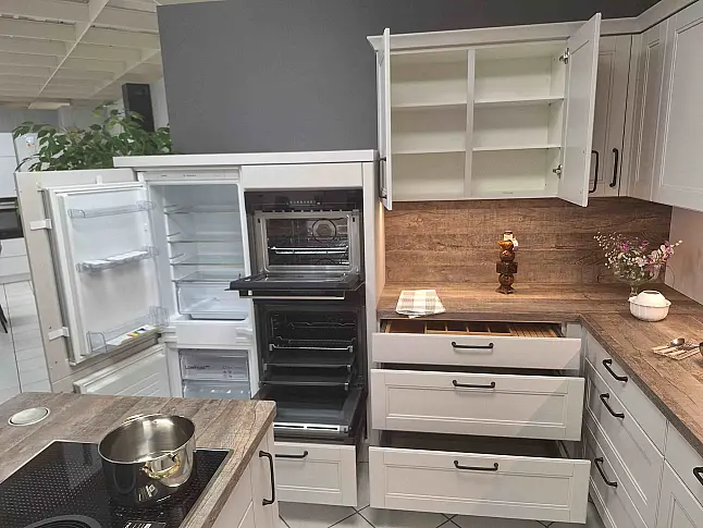 L-Küche im Landhausstil mit Echtholzfronten, Kochinsel, Muldenlüfter, Backofen und TOP-Elektrogräten!