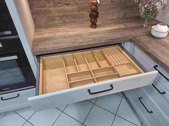 L-Küche im Landhausstil mit Echtholzfronten, Kochinsel, Muldenlüfter, Backofen und TOP-Elektrogräten!