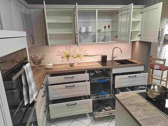 L-Küche im Landhausstil mit Echtholzfronten, Kochinsel, Muldenlüfter, Backofen und TOP-Elektrogräten!