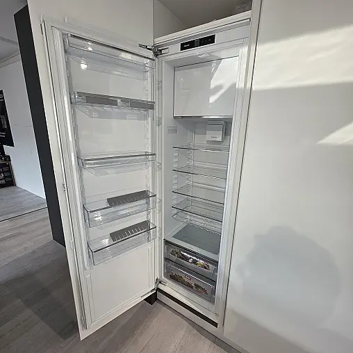 Moderne Design Küche mit Keramikplatte in hochglanz in trendigem weiß