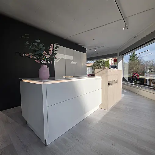 Moderne Design Küche mit Keramikplatte in hochglanz in trendigem weiß