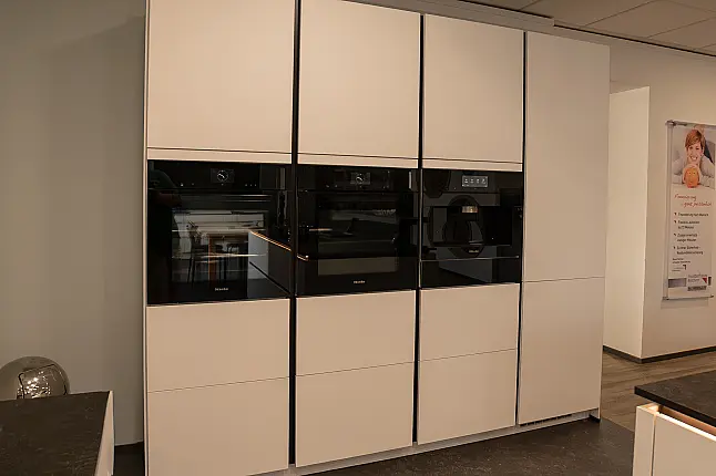 moderne Inselküche mit Dekton Arbeitsplatten, mit hochwertigen Miele Geräten