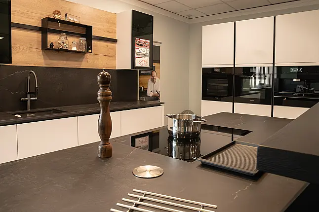 moderne Inselküche mit Dekton Arbeitsplatten, mit hochwertigen Miele Geräten