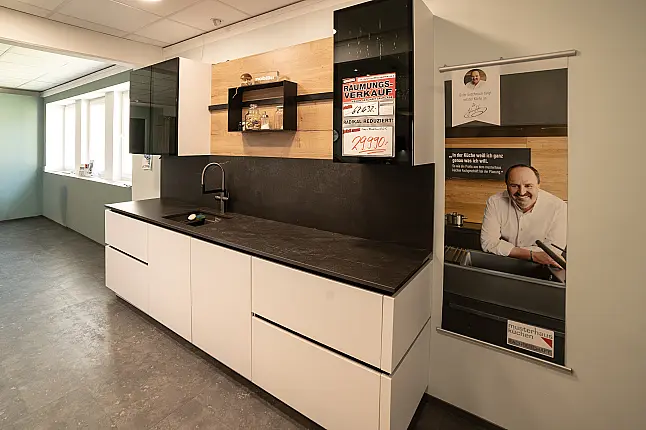 moderne Inselküche mit Dekton Arbeitsplatten, mit hochwertigen Miele Geräten
