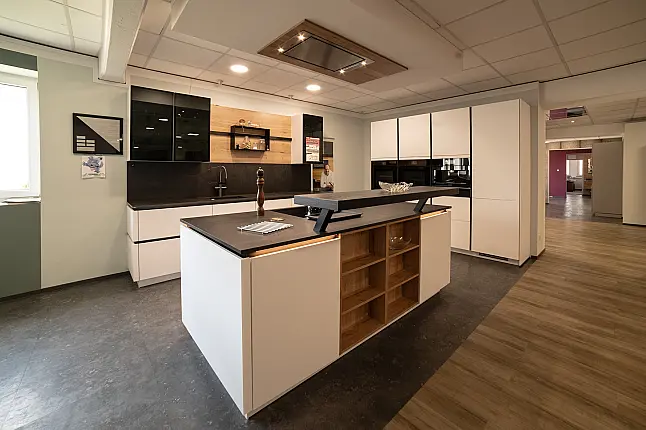 moderne Inselküche mit Dekton Arbeitsplatten, mit hochwertigen Miele Geräten