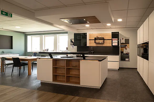 moderne Inselküche mit Dekton Arbeitsplatten, mit hochwertigen Miele Geräten