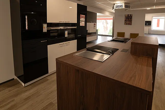 stylische Küche mit Insellösung und hochwertigen Geräten