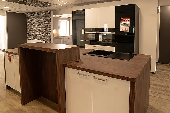 stylische Küche mit Insellösung und hochwertigen Geräten