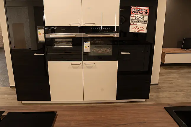 stylische Küche mit Insellösung und hochwertigen Geräten